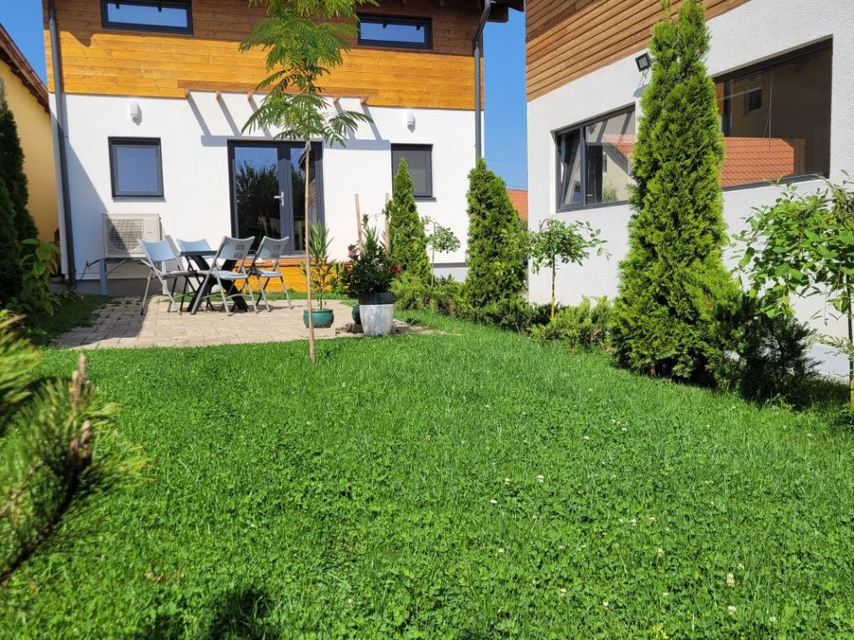 Casă modernă de închiriat, cu garaj generos – Tocile, Sadu