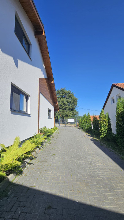 Casă modernă de închiriat, cu garaj generos – Tocile, Sadu