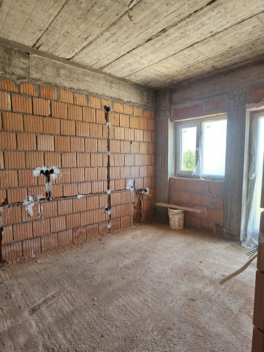 Apartament de 4 camere pe două niveluri – Turnișor