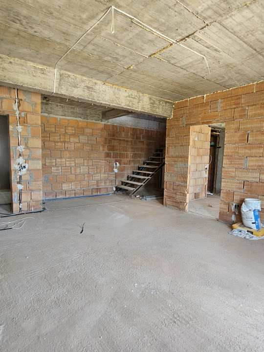 Apartament de 4 camere pe două niveluri – Turnișor
