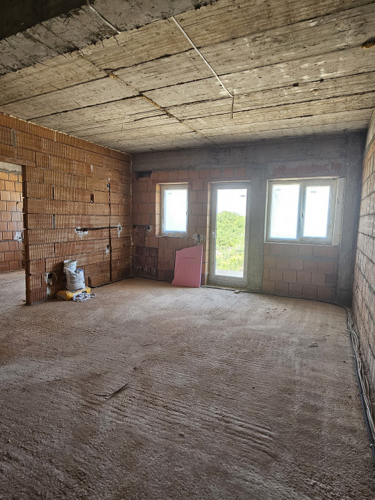 Apartament de 4 camere pe două niveluri – Turnișor
