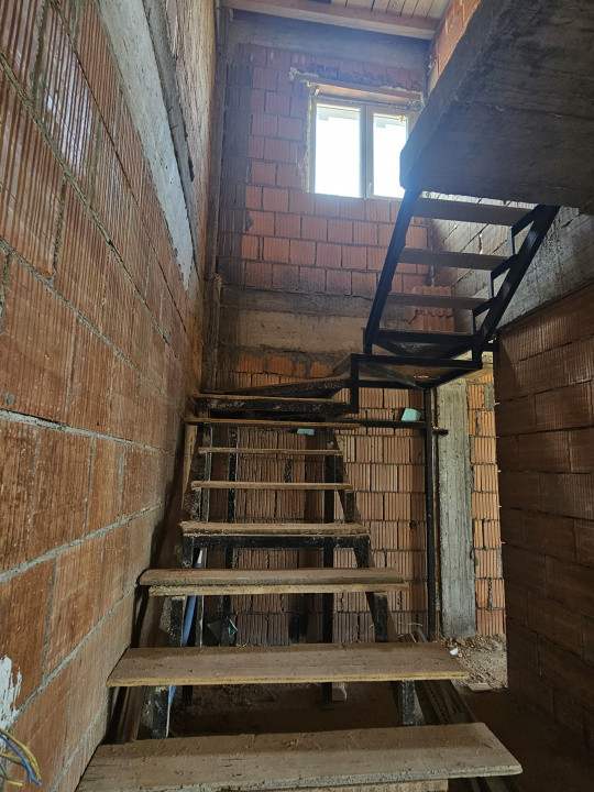Apartament de 4 camere pe două niveluri – Turnișor