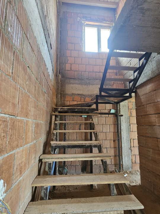 Apartament de 4 camere pe două niveluri – Turnișor