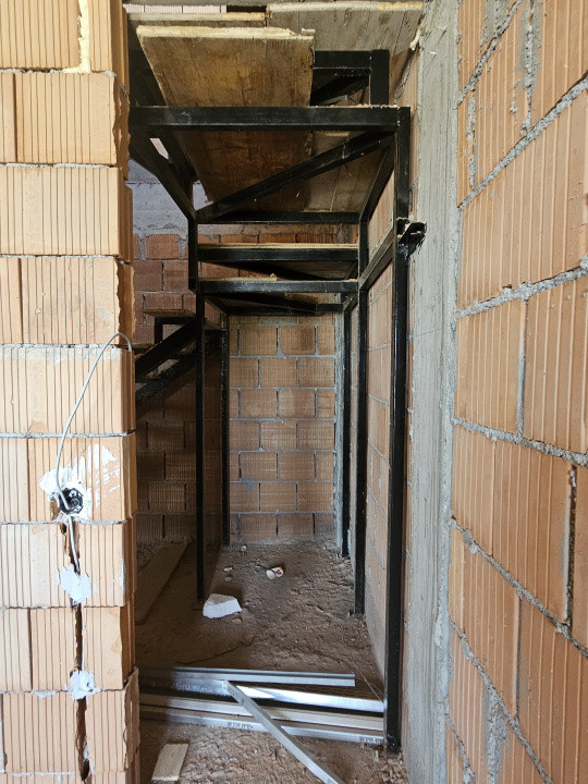 Apartament de 4 camere pe două niveluri – Turnișor