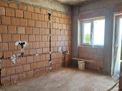 Apartament de 4 camere pe două niveluri – Turnișor