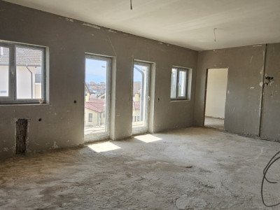Apartament de 3 camere pe doua niveluri - Turnisor