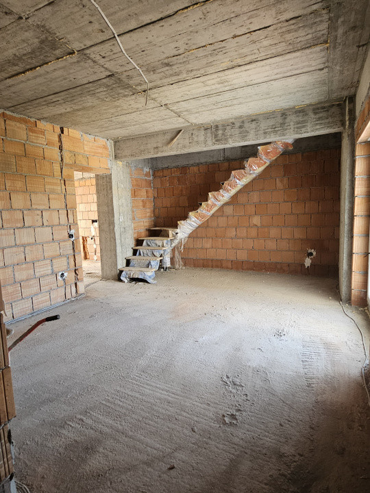 Apartament pe 2 niveluri - 3 camere - Ogorului