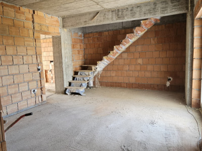 Apartament pe 2 niveluri - 3 camere - Ogorului