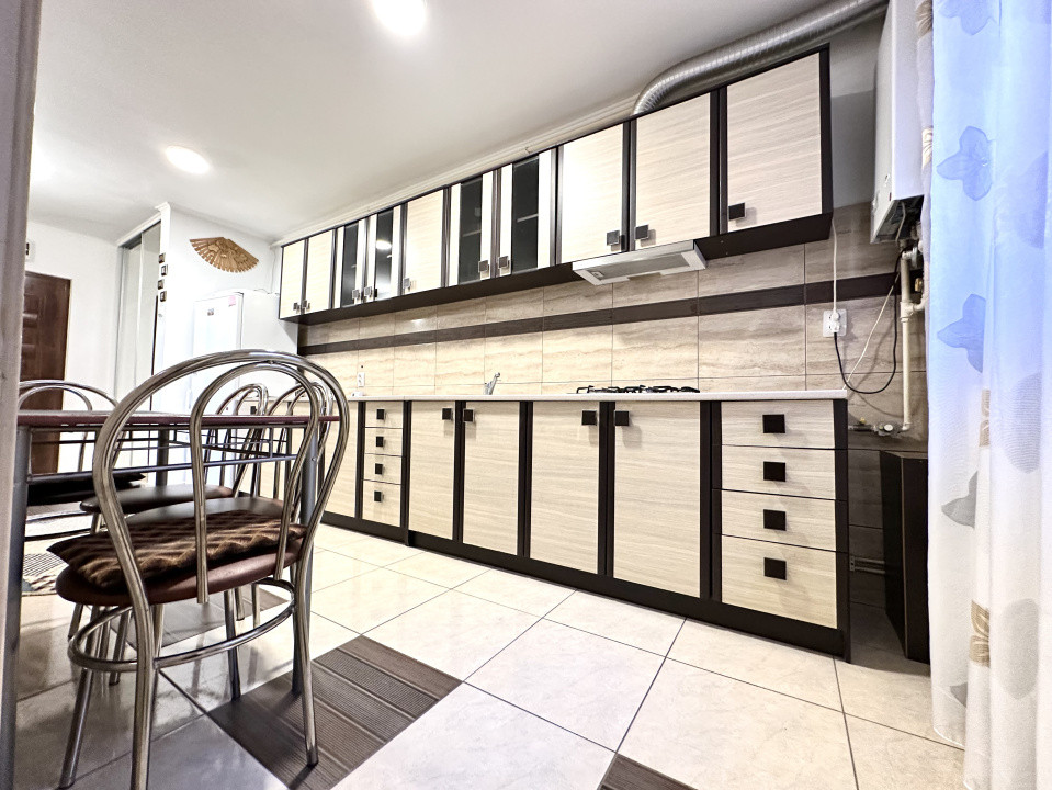 Apartament 3 camere de închiriat in zona Tractorul cu loc dde parcare inclus
