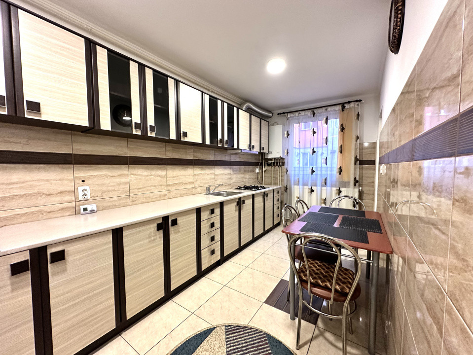 Apartament 3 camere de închiriat in zona Tractorul cu loc dde parcare inclus