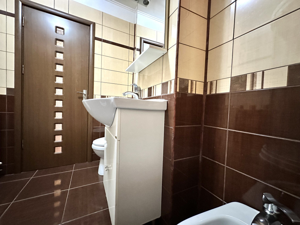Apartament 3 camere de închiriat in zona Tractorul cu loc dde parcare inclus