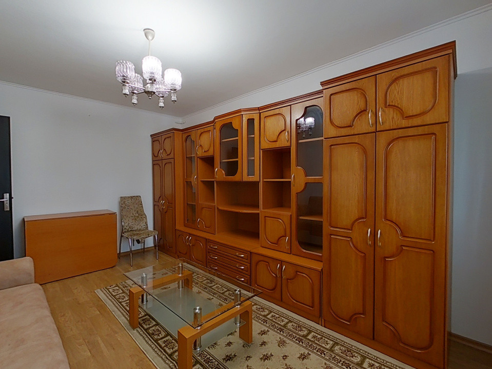  Închiriere apartament cu 3 camere, mobilat și utilat - zona Tractorul