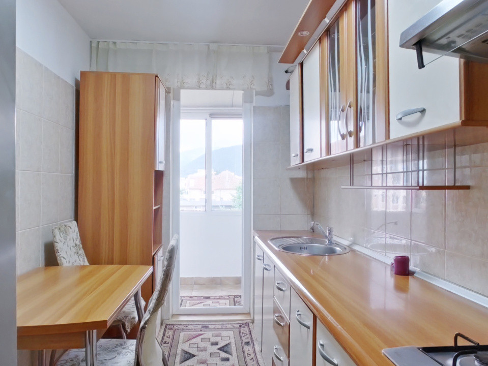  Închiriere apartament cu 3 camere, mobilat și utilat - zona Tractorul