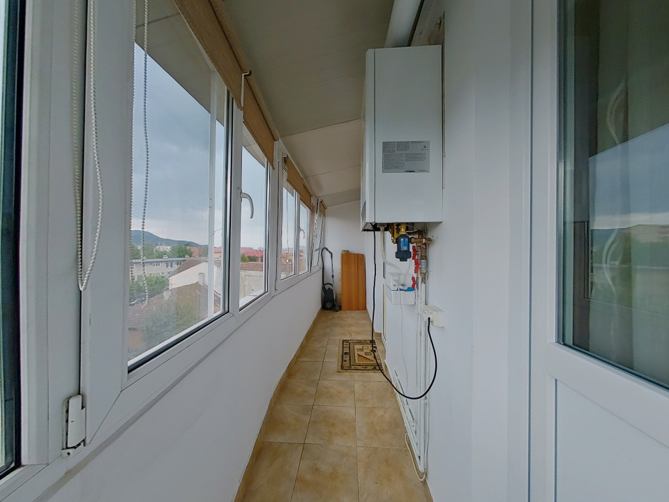  Închiriere apartament cu 3 camere, mobilat și utilat - zona Tractorul