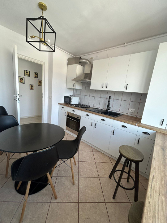Apartament de inchiriat - 4 camere decomandat, zona centrala