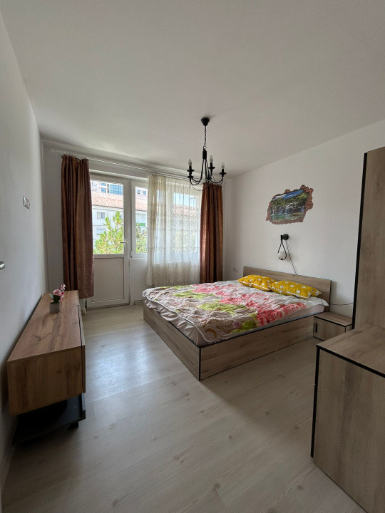 Apartament de inchiriat - 4 camere decomandat, zona centrala