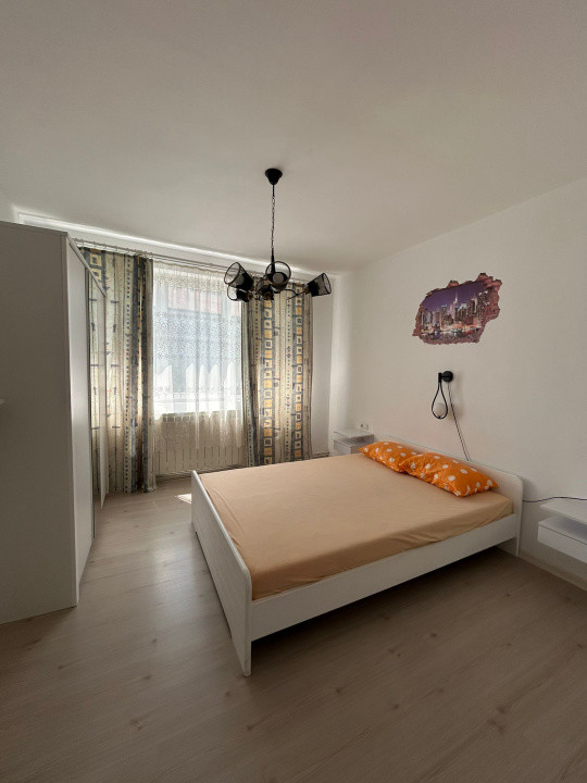 Apartament de inchiriat - 4 camere decomandat, zona centrala