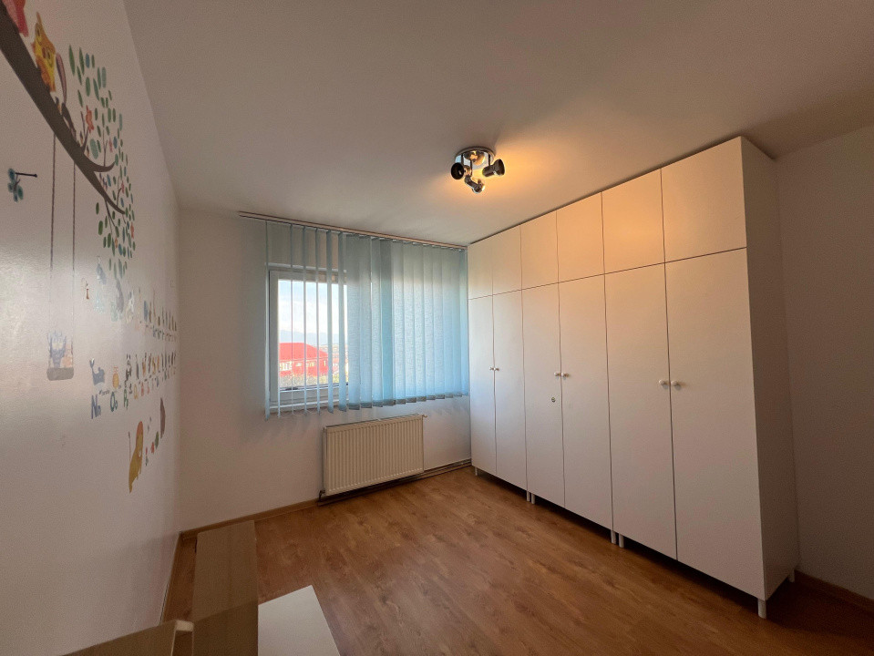Apartament de inchiriat cu 3 camere - zona Vasile Aron