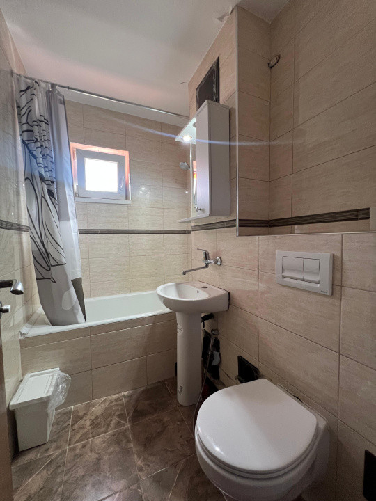 Apartament de inchiriat cu 3 camere - zona Vasile Aron