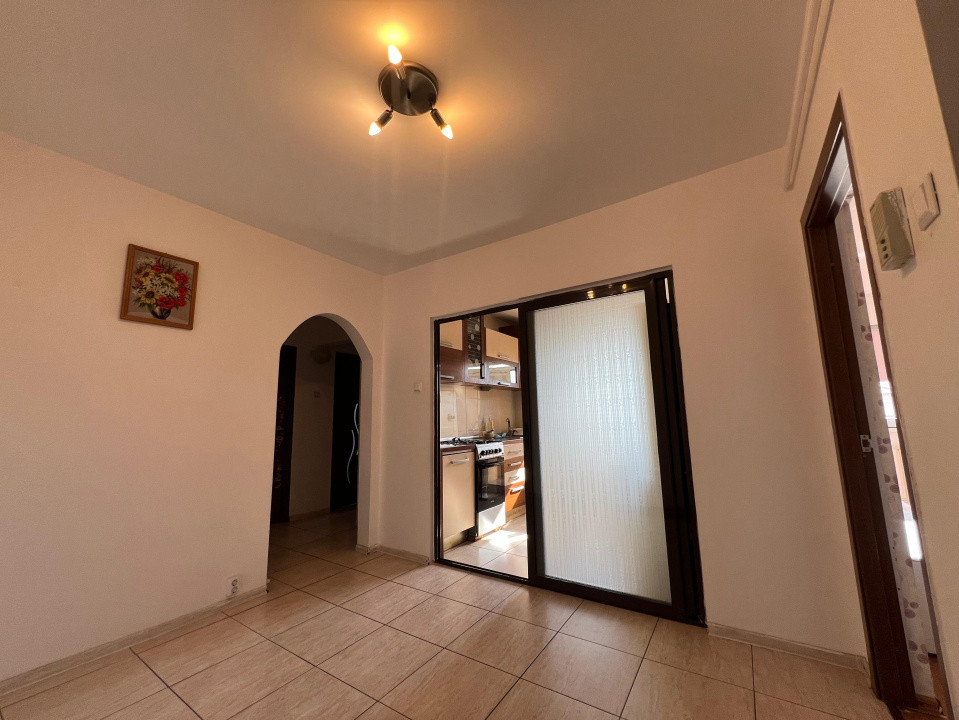 Apartament de inchiriat cu 3 camere - zona Vasile Aron