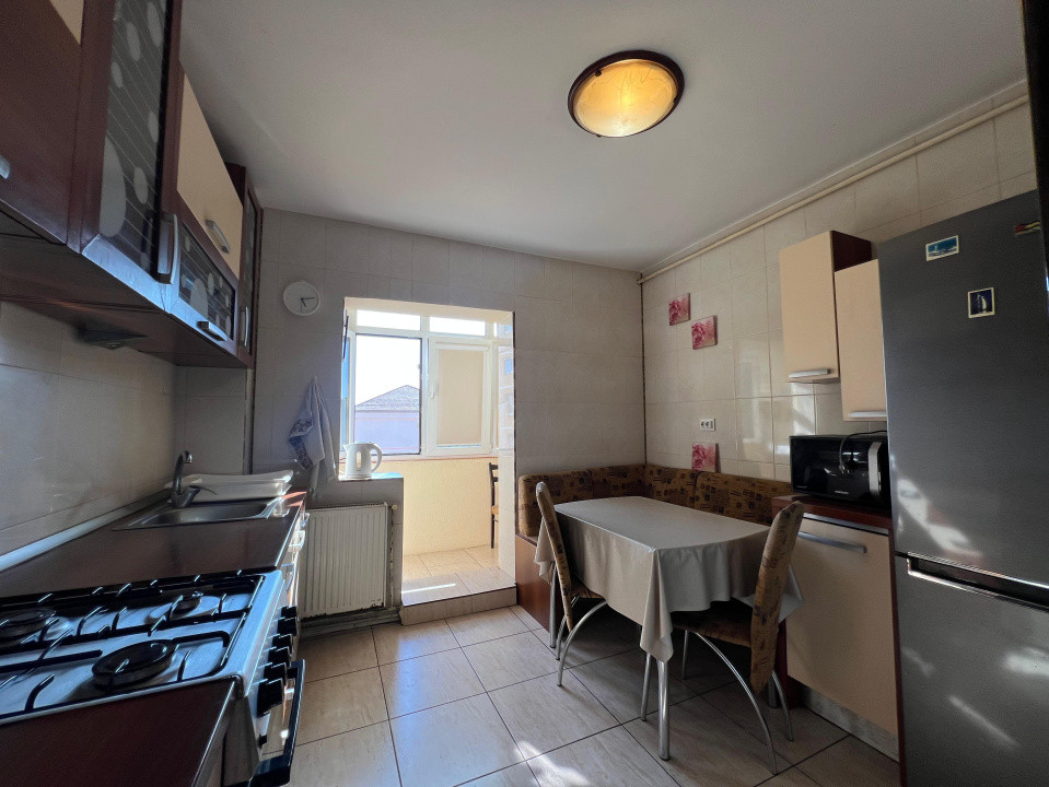 Apartament de inchiriat cu 3 camere - zona Vasile Aron