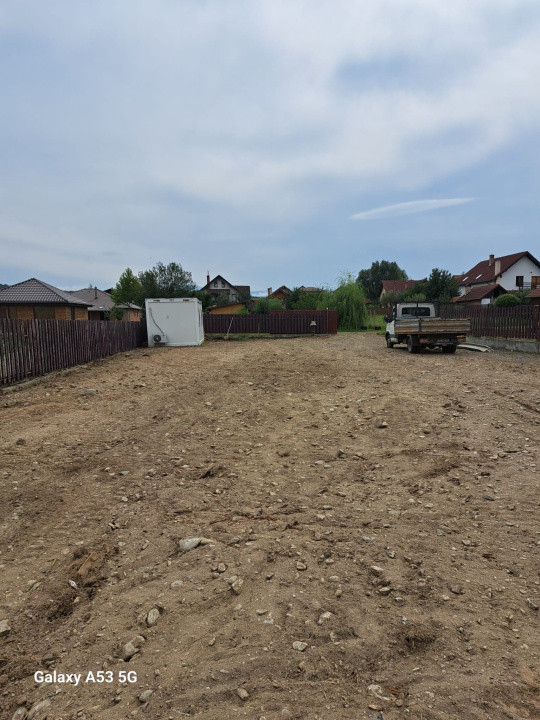 Vând teren 1.534 mp în Tocile, Sadu – utilități și priveliște deosebită