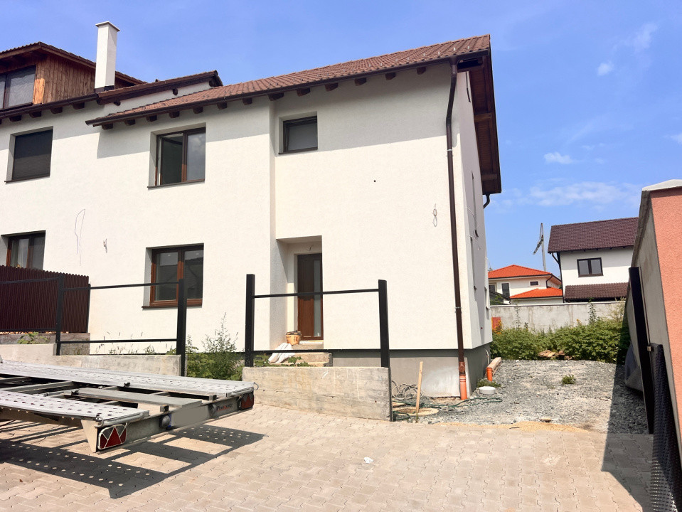 De vânzare casă tip duplex cu terasă, curte și anexă în Selimbăr, Sibiu 
