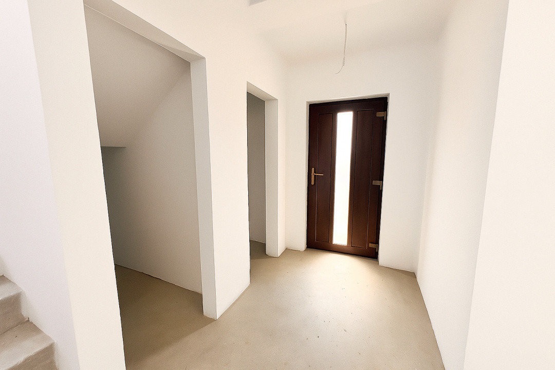 De vânzare casă tip duplex cu terasă, curte și anexă în Selimbăr, Sibiu 