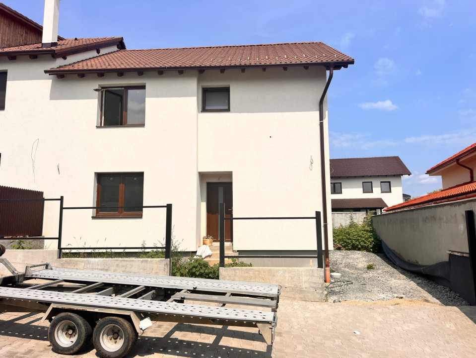 De vânzare casă tip duplex cu terasă, curte și anexă în Selimbăr, Sibiu 