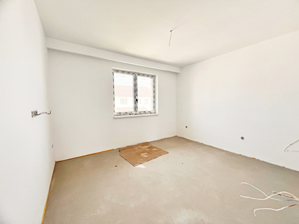 De vânzare casă tip duplex cu terasă, curte și anexă în Selimbăr, Sibiu 