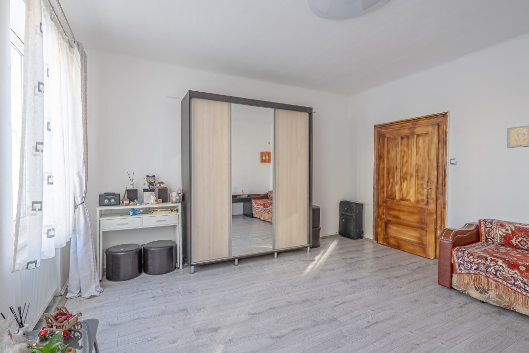 Casă individuală compusă din două apartamente, cu teren liber de 540 mp 