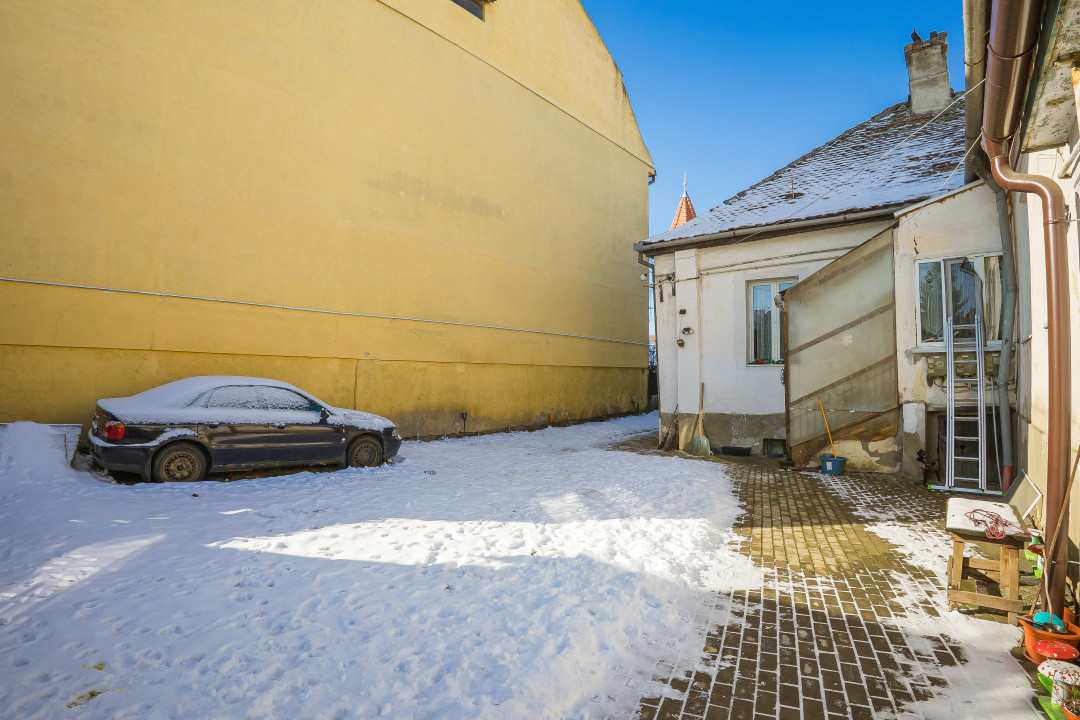 Casă individuală compusă din două apartamente, cu teren liber de 540 mp 
