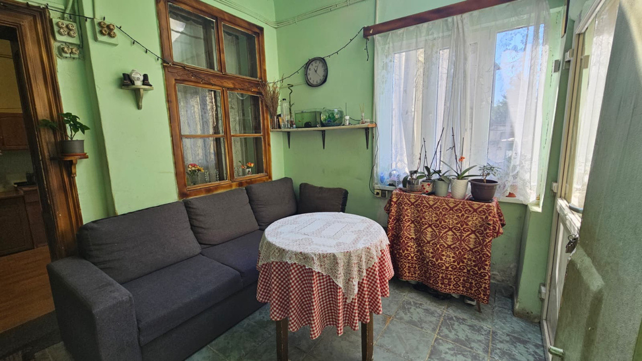 Casă individuală compusă din două apartamente, cu teren liber de 540 mp 
