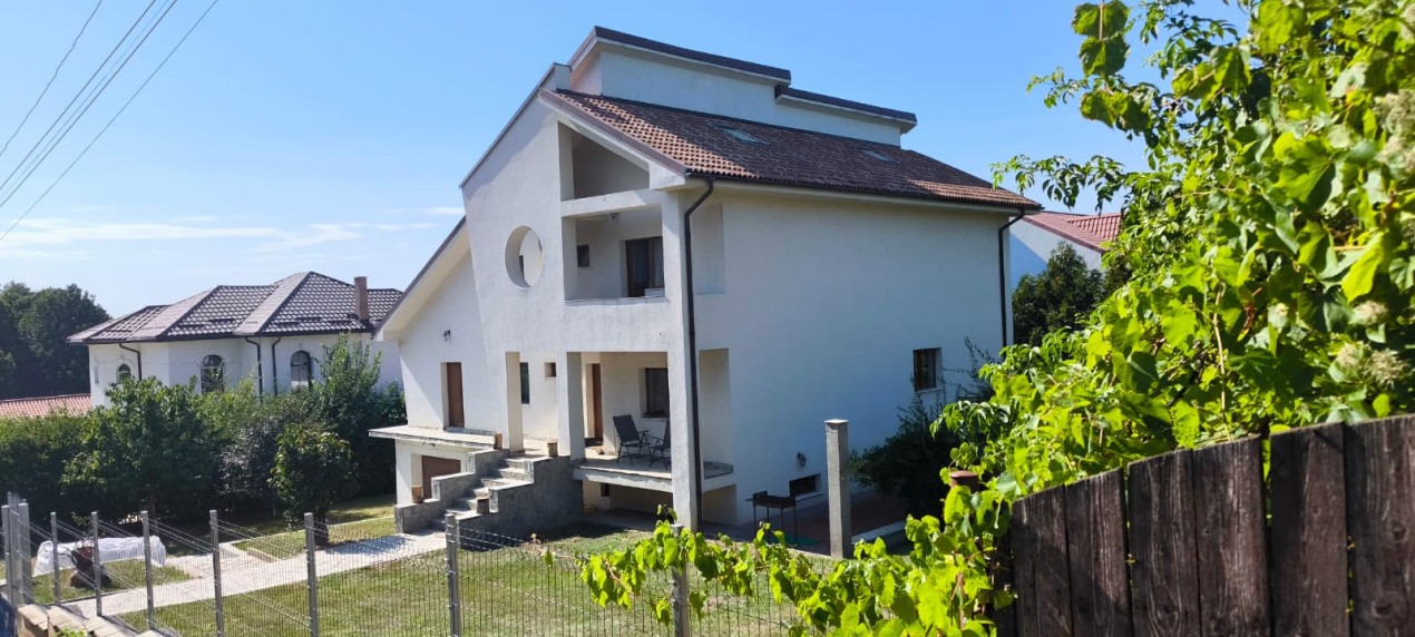 Casa individuala spatioasa  - pret excelent
