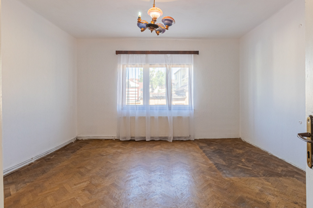 Vânzare casă cu 3 camere, singur în curte – Piața de Miercuri