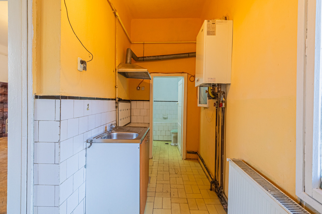 Vânzare casă cu 3 camere, singur în curte – Piața de Miercuri