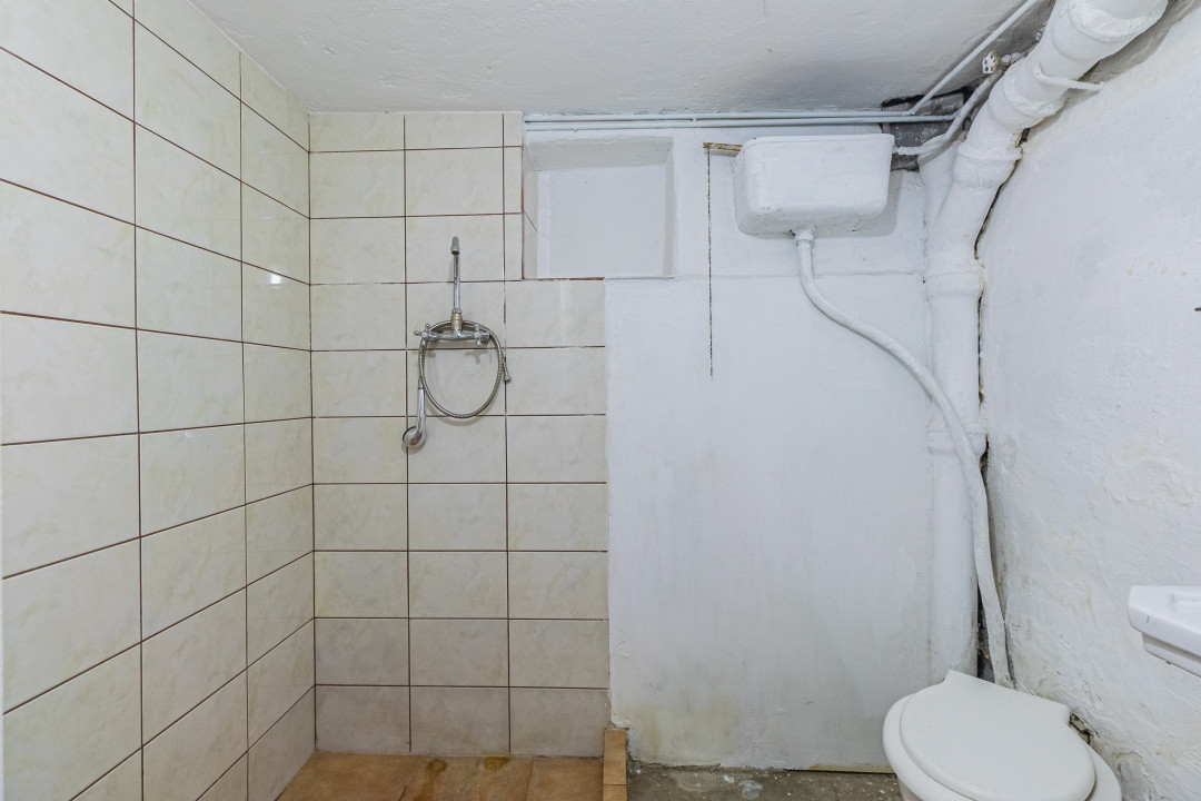 Vânzare casă cu 3 camere, singur în curte – Piața de Miercuri