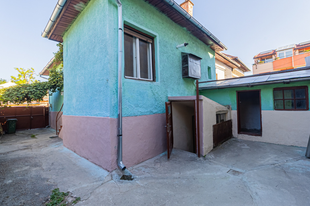 Vânzare casă cu 3 camere, singur în curte – Piața de Miercuri