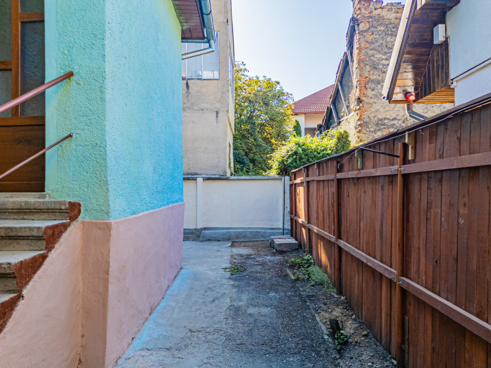 Vânzare casă cu 3 camere, singur în curte – Piața de Miercuri