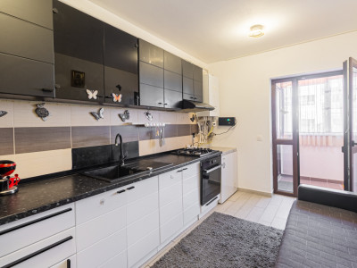 Garsoniera spatioasa in Sanpetru, cu balcon transformat in spatiu util