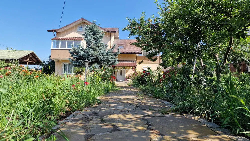 De vanzare - casa spatioasa in sat Breazu, Iasi