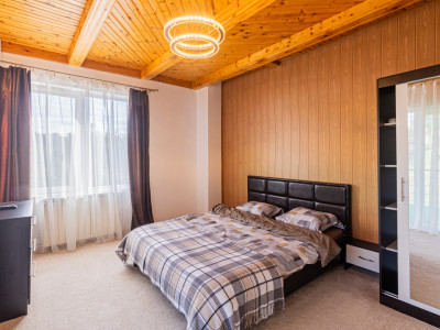 Casă spațioasă de vânzare în Fundata – locuință sau pensiune, COMISION 0%