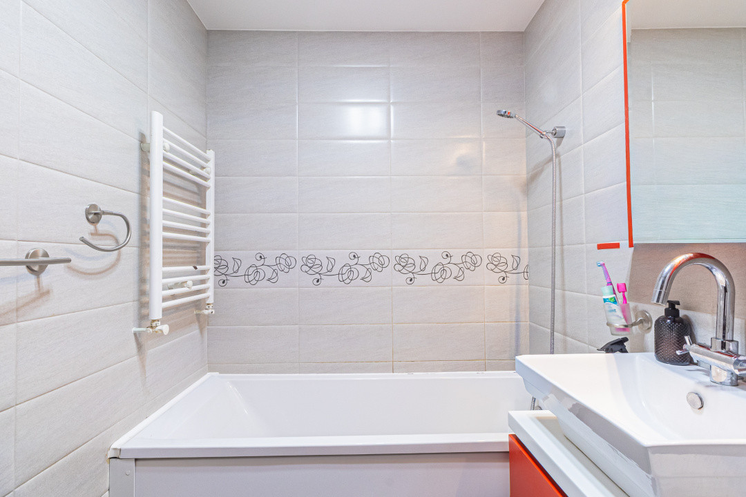 Apartament decomandat, mobilat modern, în inima cartierului Tractorul