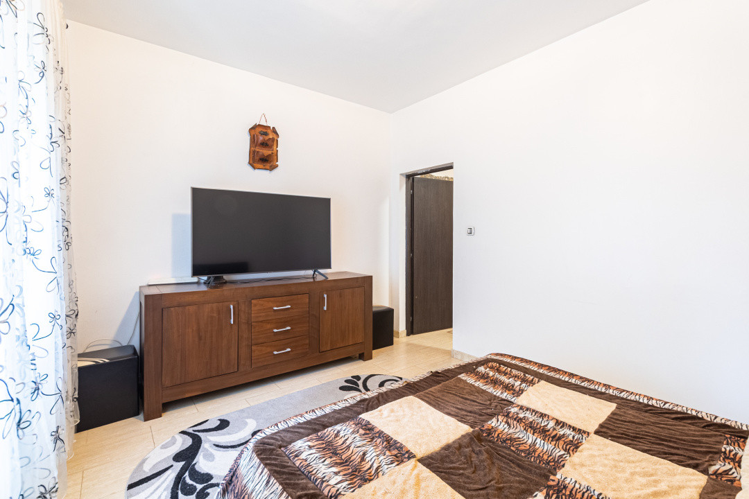 Apartament spațios, curte proprie, parcare inclusă, disponibil imediat
