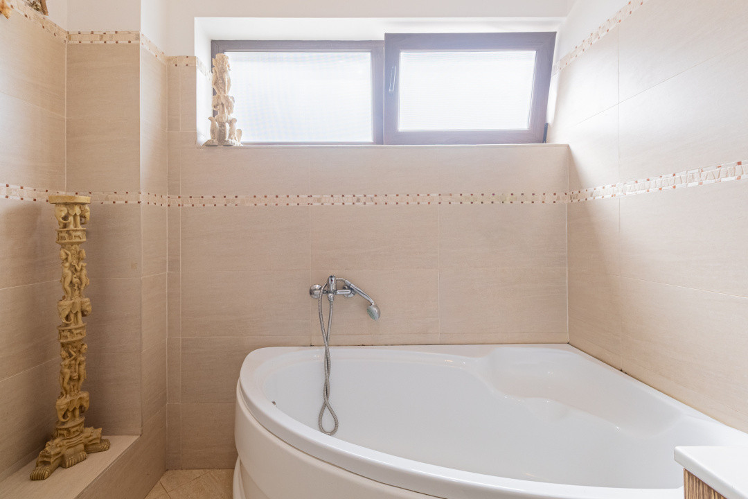 Apartament spațios, curte proprie, parcare inclusă, disponibil imediat