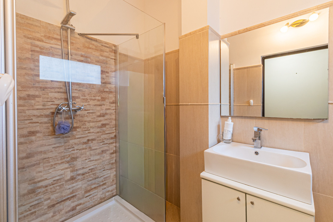 Apartament spațios, curte proprie, parcare inclusă, disponibil imediat