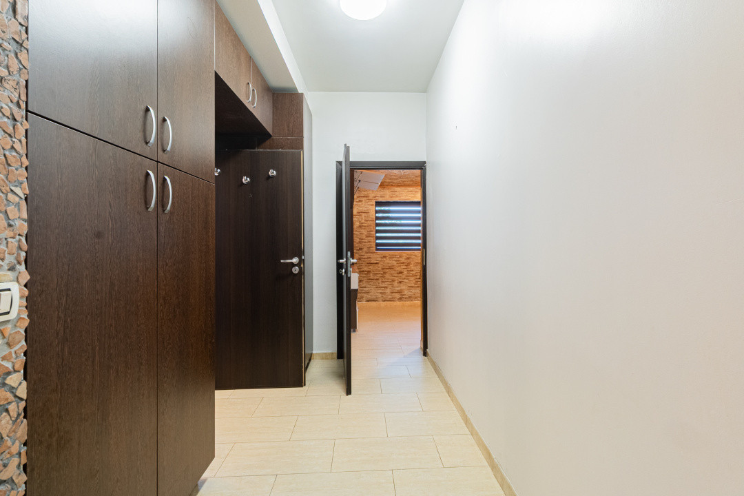 Apartament spațios, curte proprie, parcare inclusă, disponibil imediat