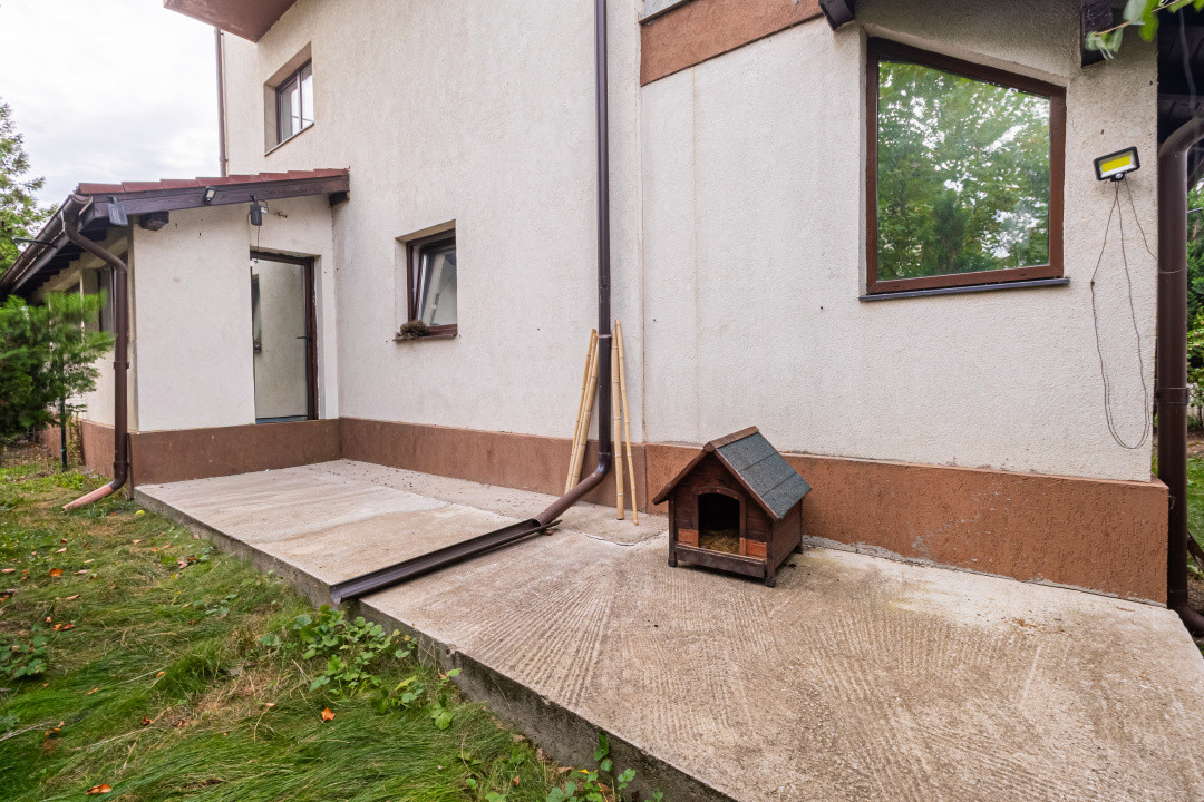 Apartament spațios, curte proprie, parcare inclusă, disponibil imediat