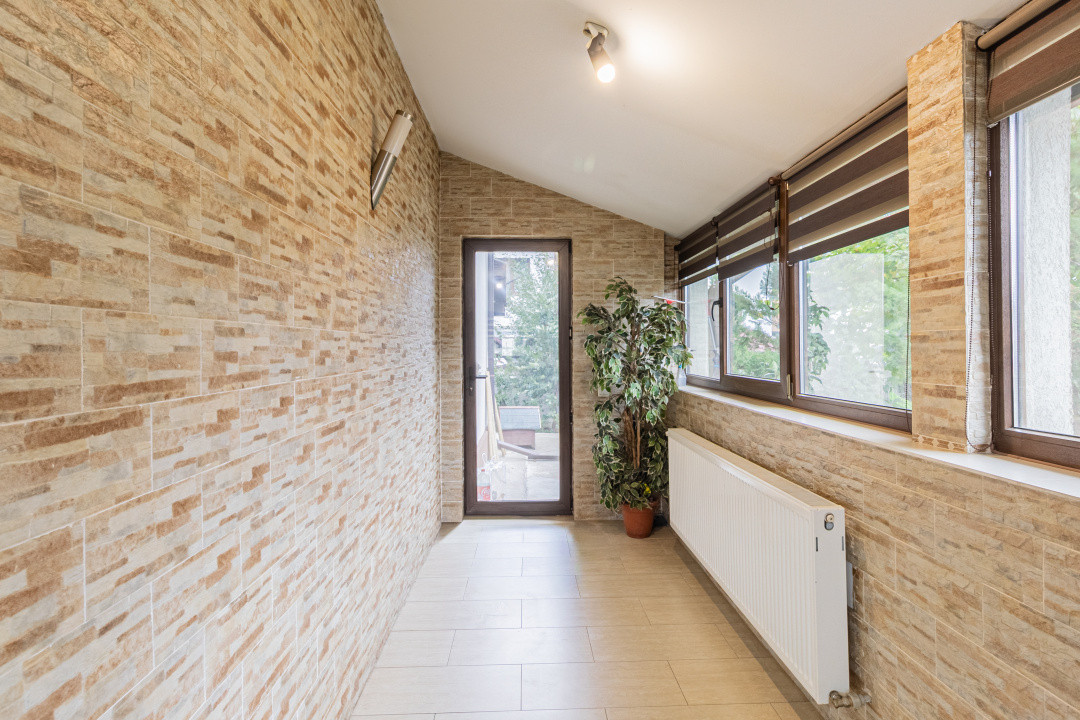 Apartament spațios, curte proprie, parcare inclusă, disponibil imediat