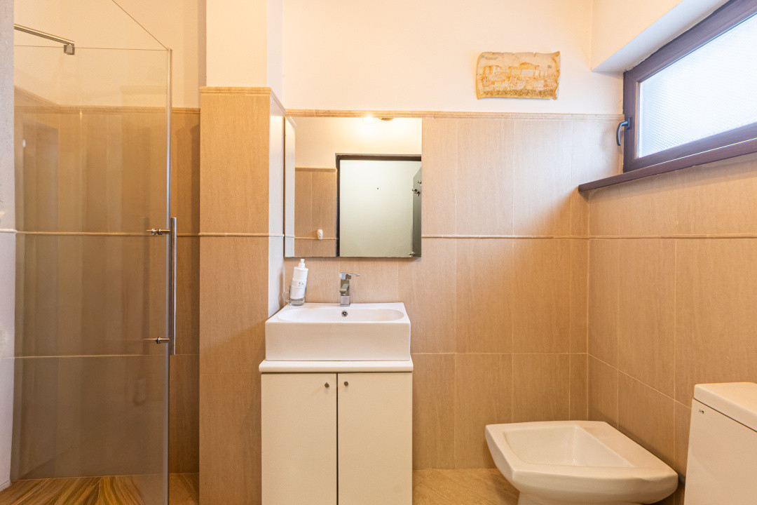 Apartament spațios, curte proprie, parcare inclusă, disponibil imediat